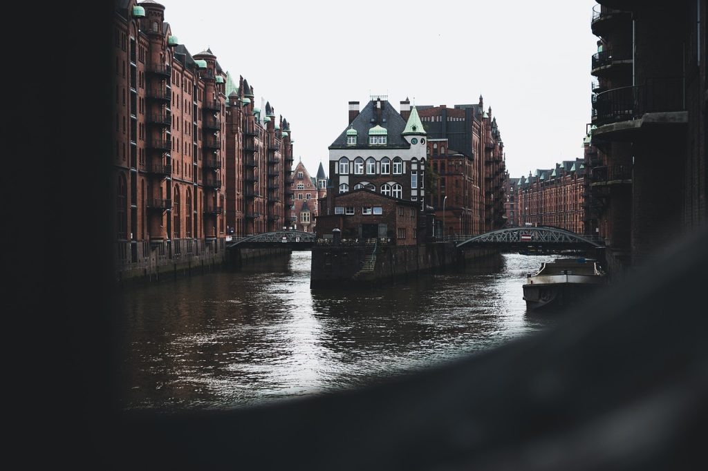 flow, moated castle, hamburg-6866055.jpg